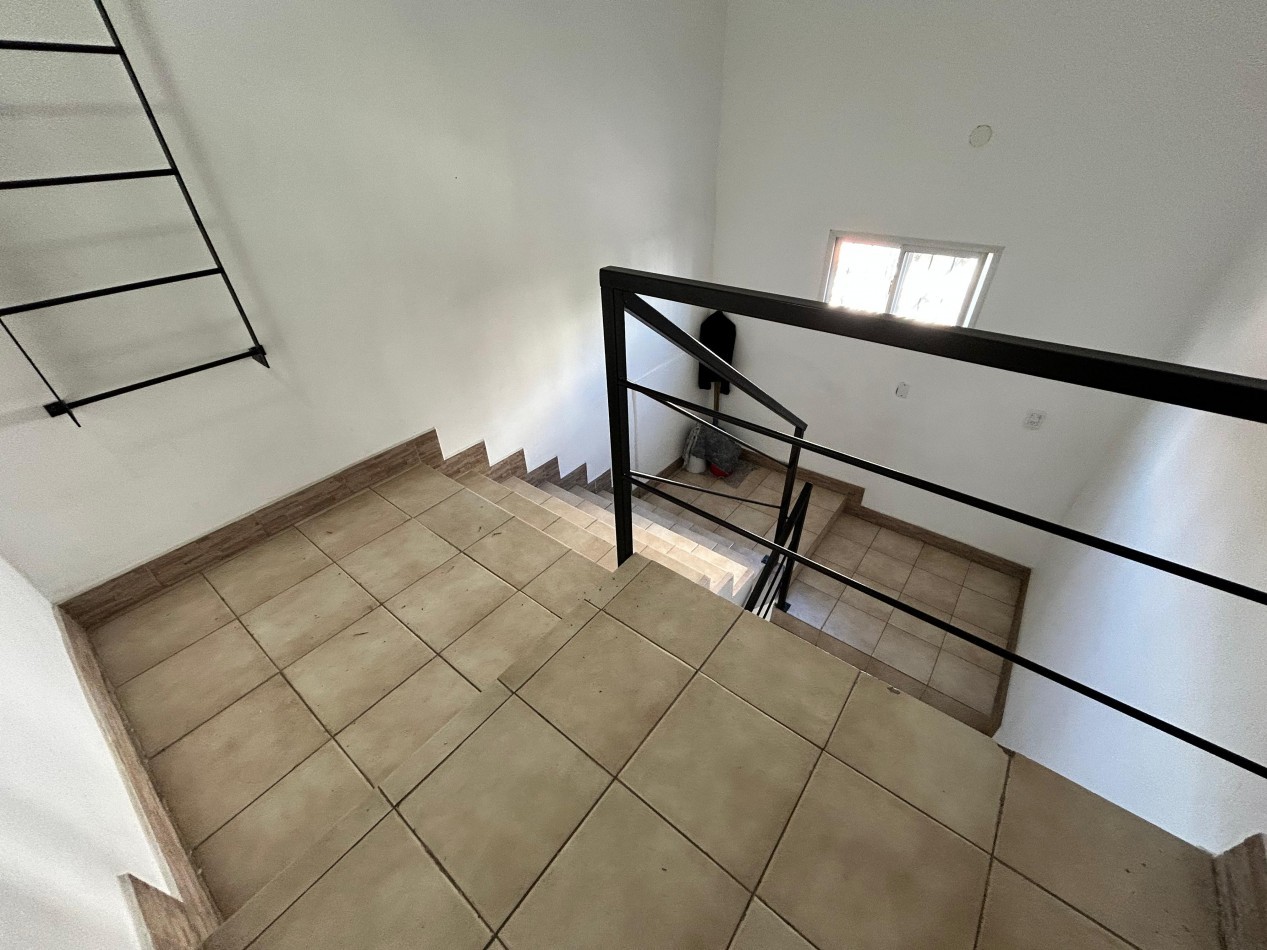 Viamonte 390, monoambiente, 2do piso de escalera, amplio, con balcon.