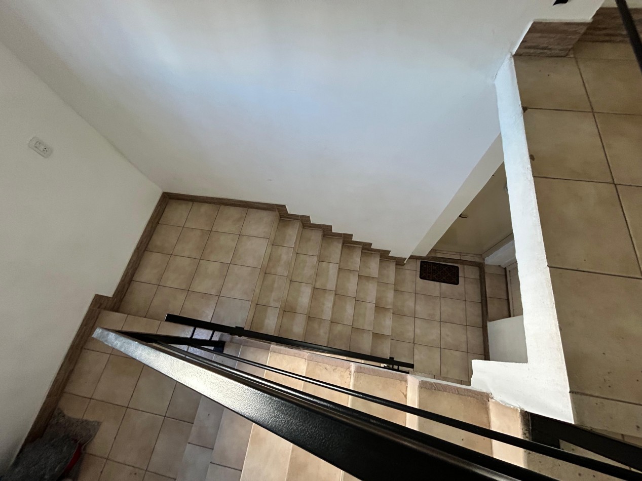 Viamonte 390, monoambiente, 2do piso de escalera, amplio, con balcon.