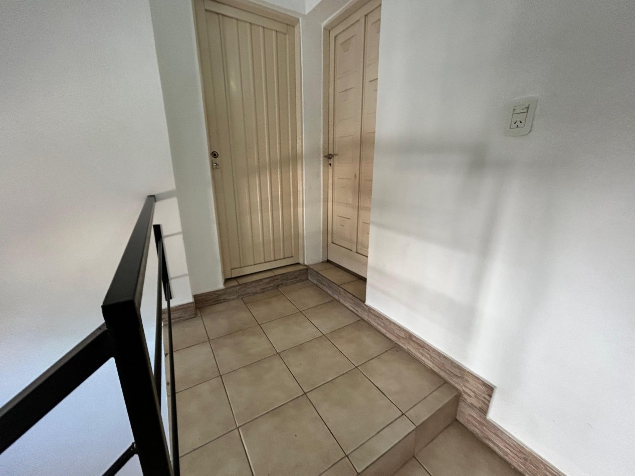 Viamonte 390, monoambiente, 2do piso de escalera, amplio, con balcon.