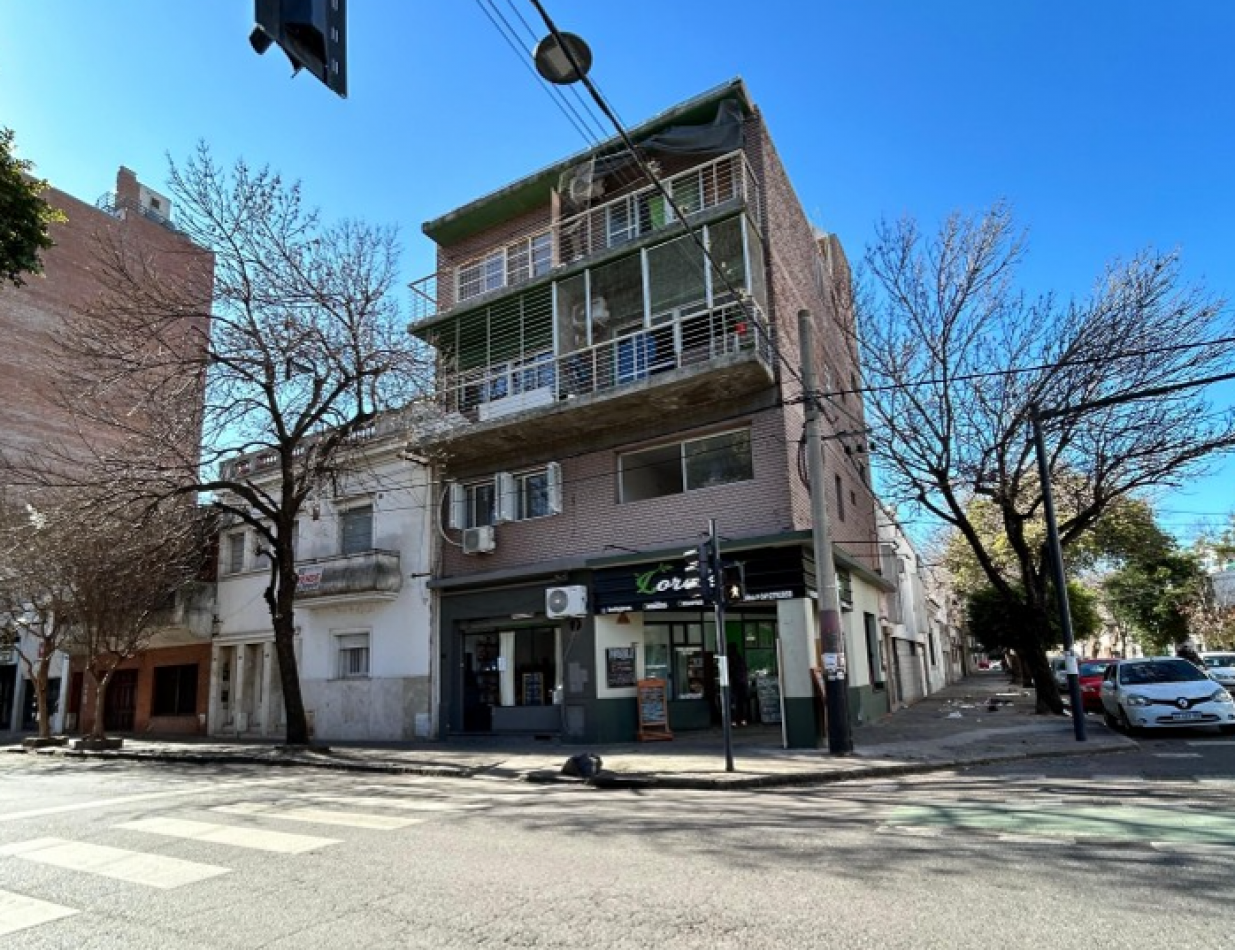 Viamonte 390, monoambiente, 2do piso de escalera, amplio, con balcon.