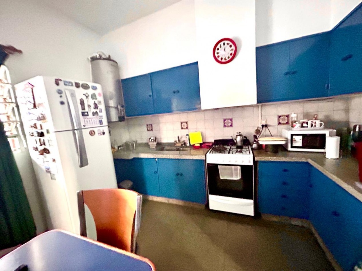 España 1700 planta alta, 3 dormitorios, living, cocina comedor, patio, a mts Pellegrini.