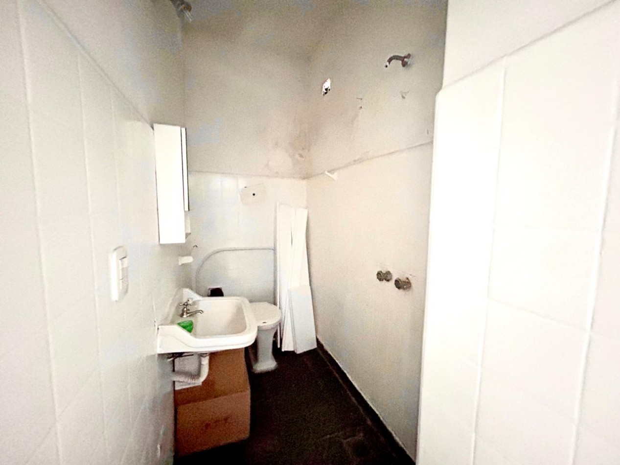 España 1700 planta alta, 3 dormitorios, living, cocina comedor, patio, a mts Pellegrini.