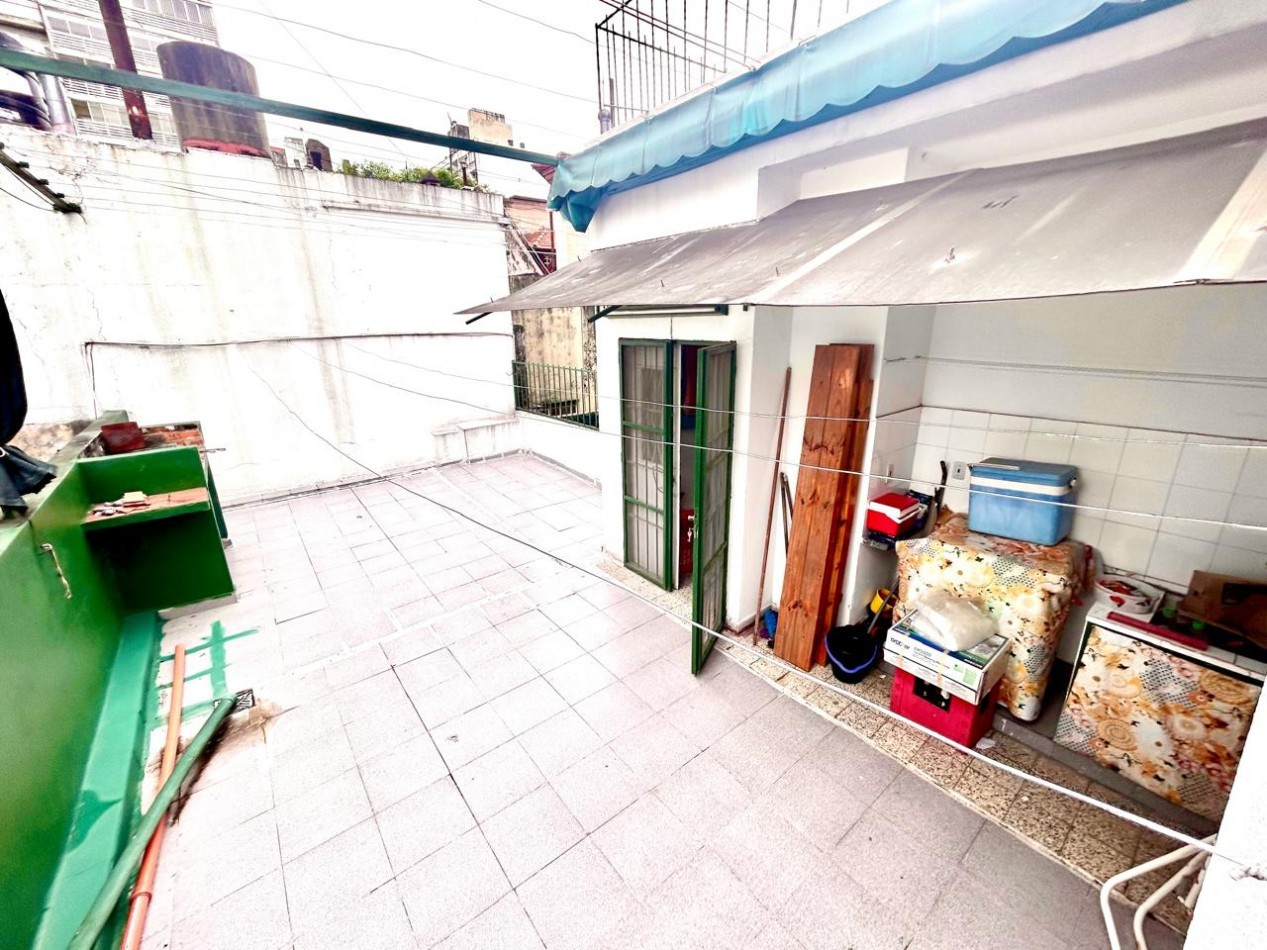 España 1700 planta alta, 3 dormitorios, living, cocina comedor, patio, a mts Pellegrini.