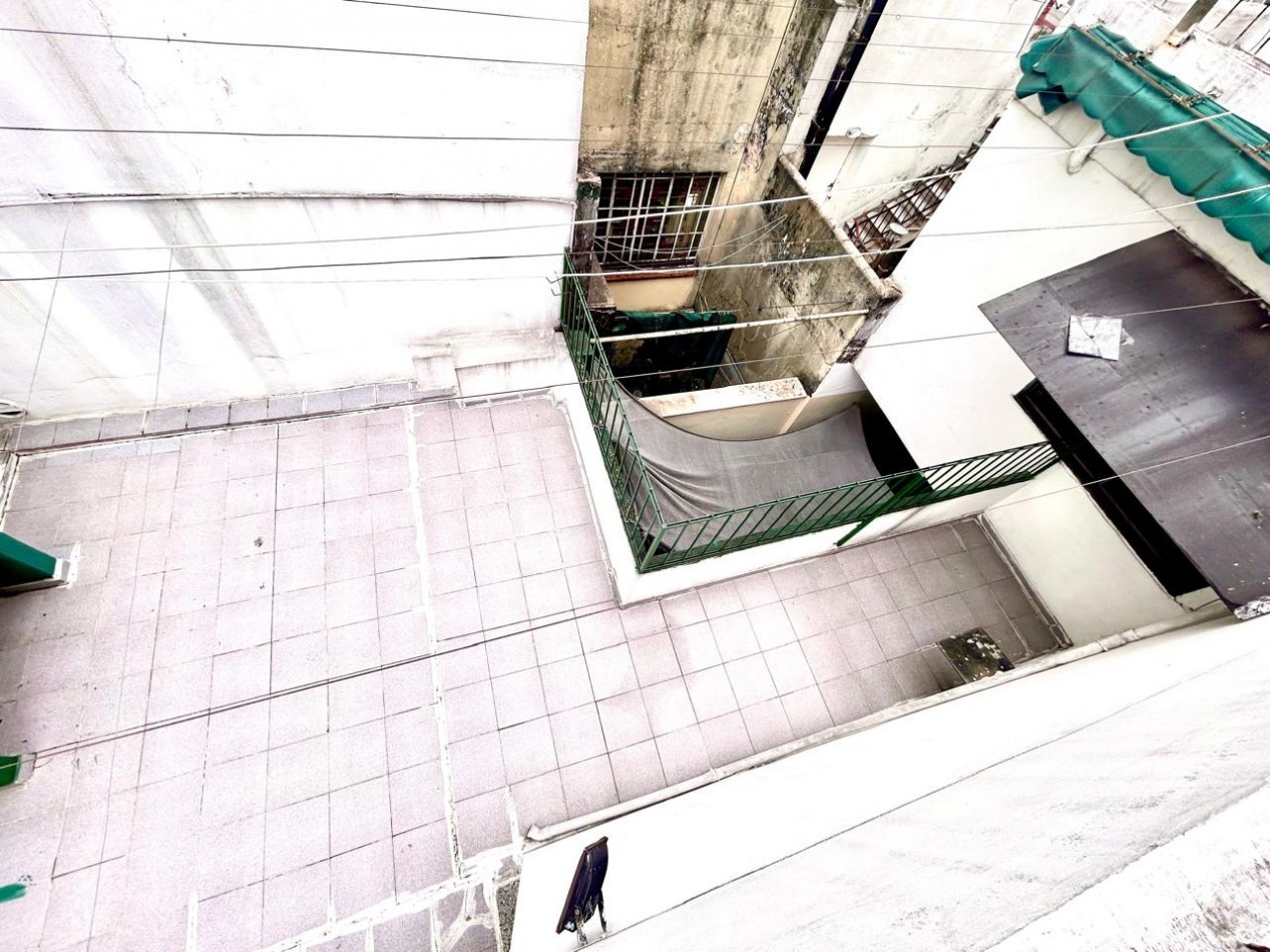 España 1700 planta alta, 3 dormitorios, living, cocina comedor, patio, a mts Pellegrini.