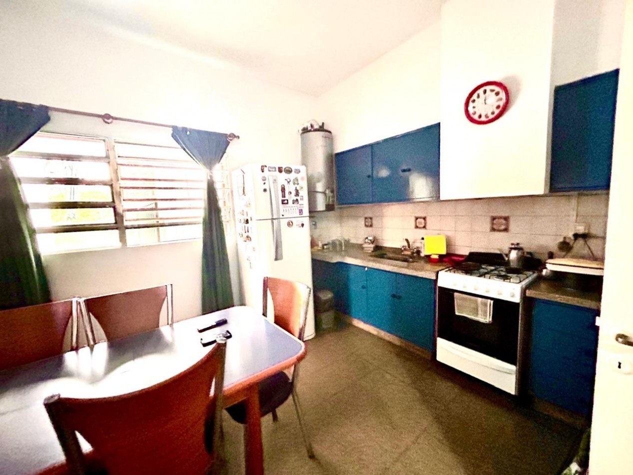 España 1700 planta alta, 3 dormitorios, living, cocina comedor, patio, a mts Pellegrini.