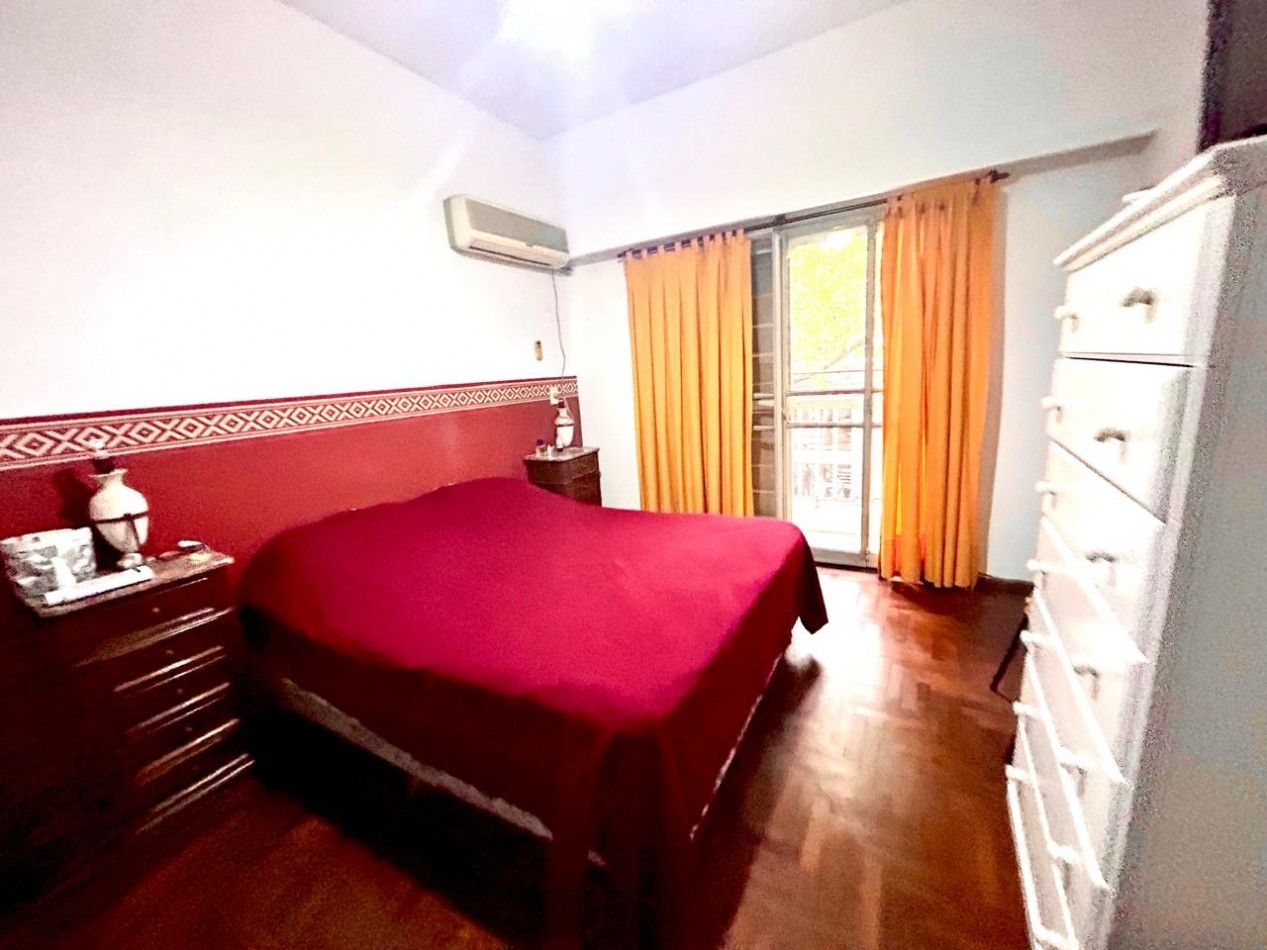 España 1700 planta alta, 3 dormitorios, living, cocina comedor, patio, a mts Pellegrini.