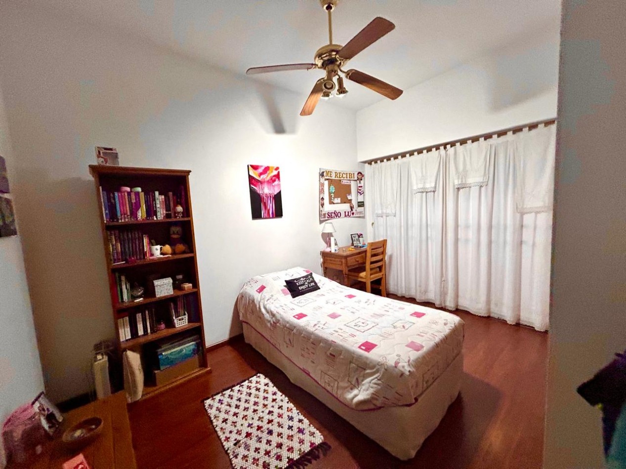 España 1700 planta alta, 3 dormitorios, living, cocina comedor, patio, a mts Pellegrini.