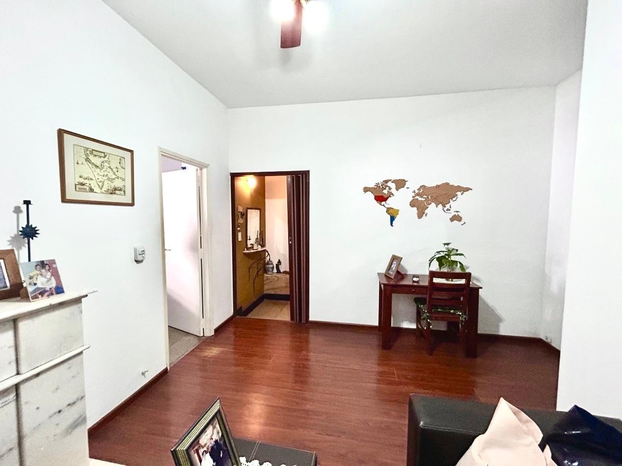 España 1700 planta alta, 3 dormitorios, living, cocina comedor, patio, a mts Pellegrini.