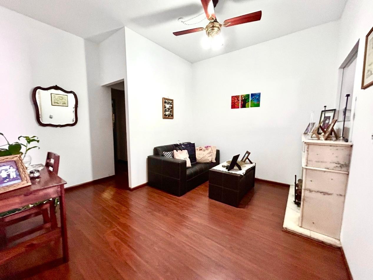 España 1700 planta alta, 3 dormitorios, living, cocina comedor, patio, a mts Pellegrini.