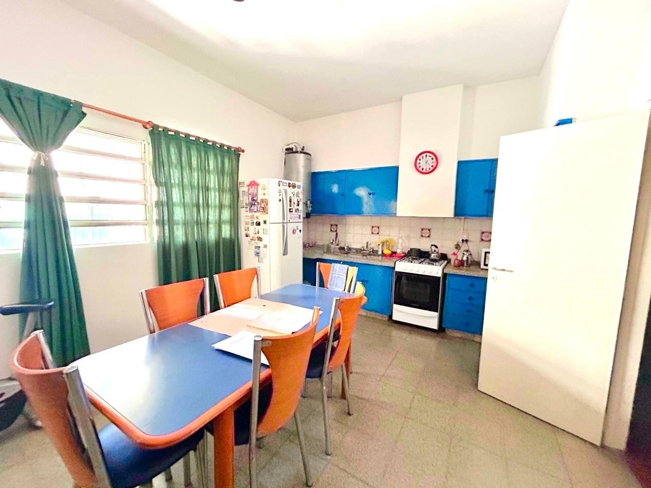 España 1700 planta alta, 3 dormitorios, living, cocina comedor, patio, a mts Pellegrini.