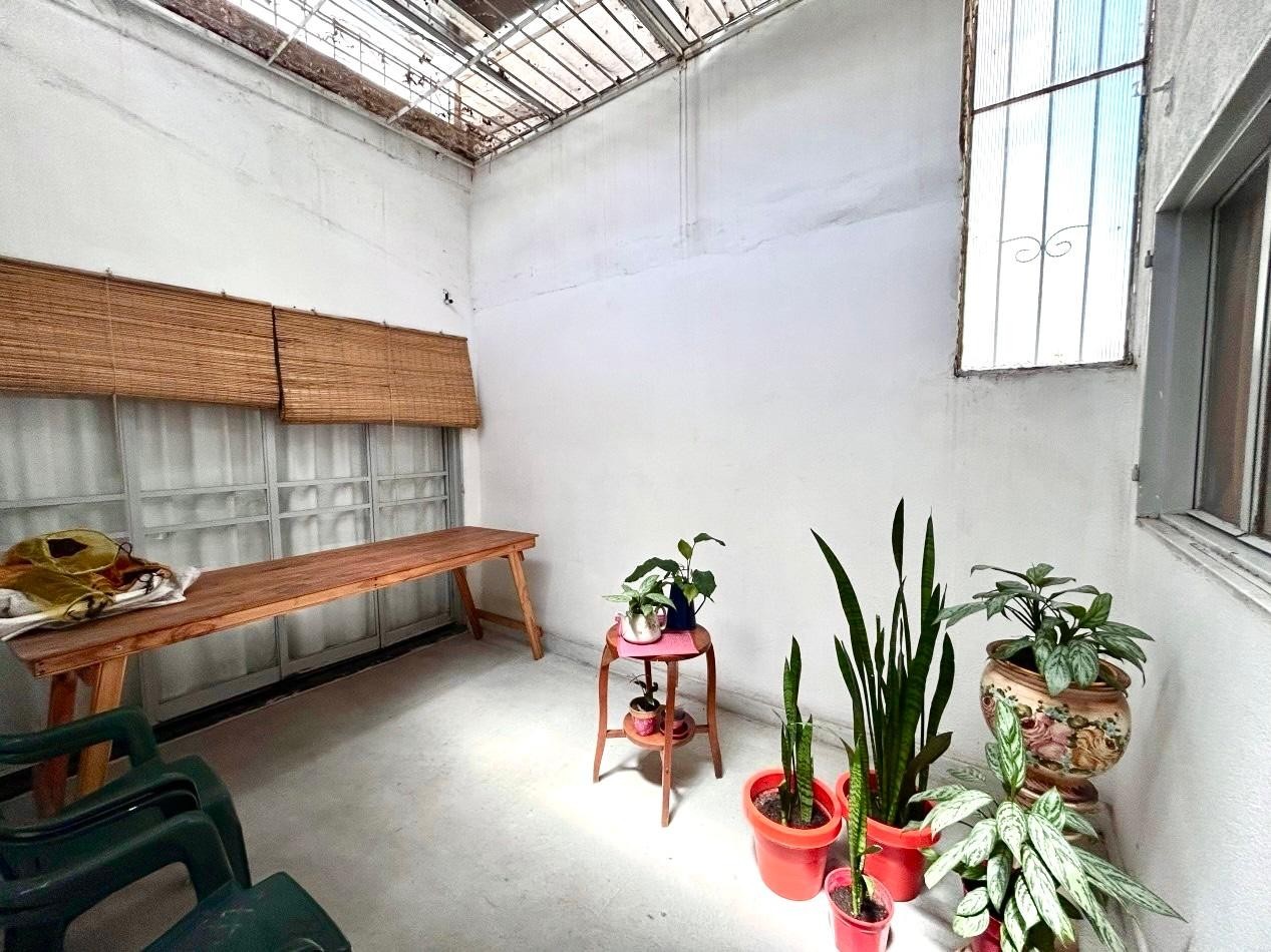 España 1700 planta alta, 3 dormitorios, living, cocina comedor, patio, a mts Pellegrini.