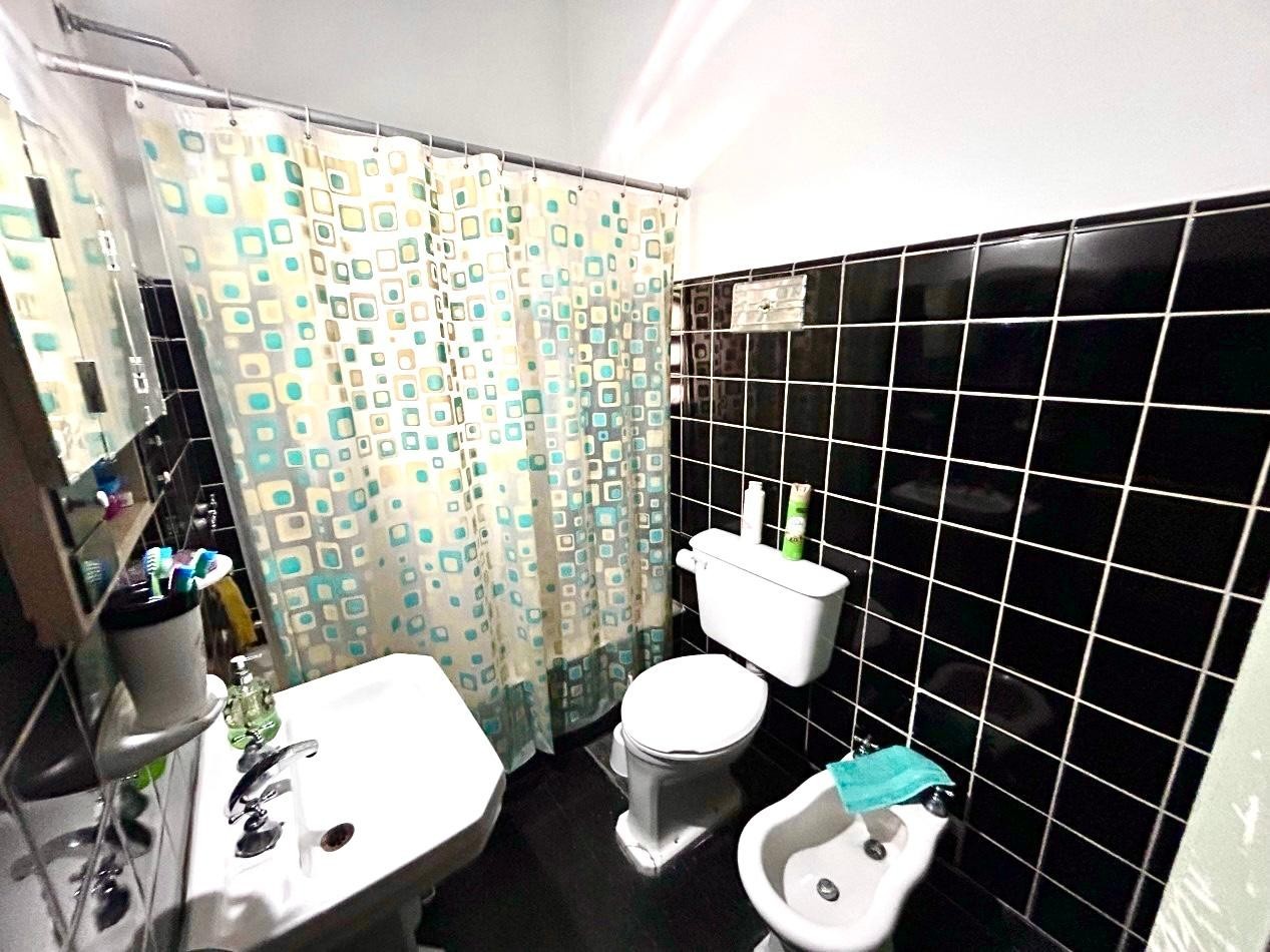 España 1700 planta alta, 3 dormitorios, living, cocina comedor, patio, a mts Pellegrini.