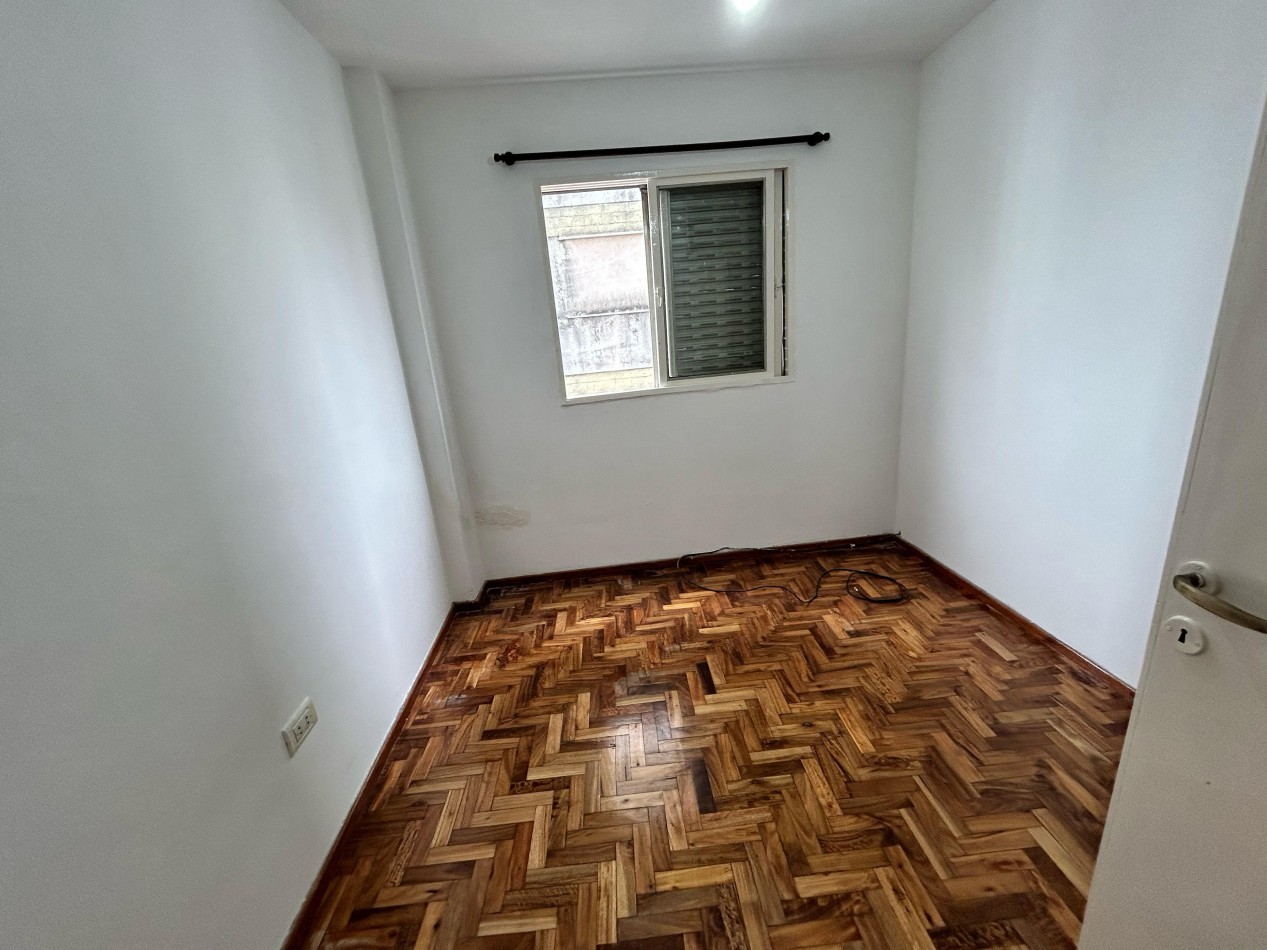 Juan Manuel de Rosas 1400, un dormitorio mas comodin, cocina separada.