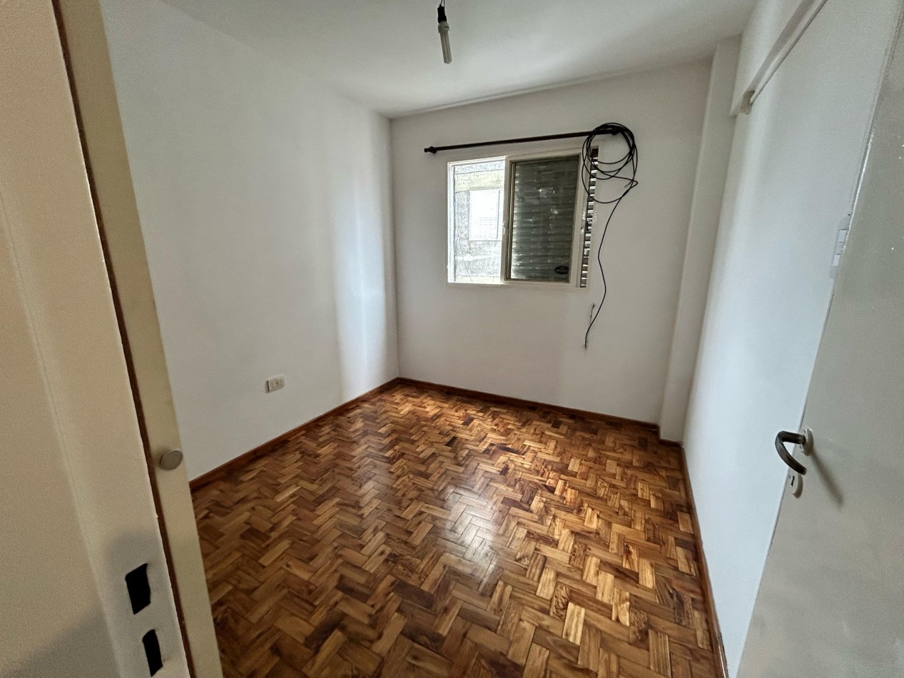 Juan Manuel de Rosas 1400, un dormitorio mas comodin, cocina separada.