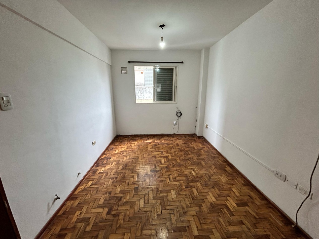 Juan Manuel de Rosas 1400, un dormitorio mas comodin, cocina separada.