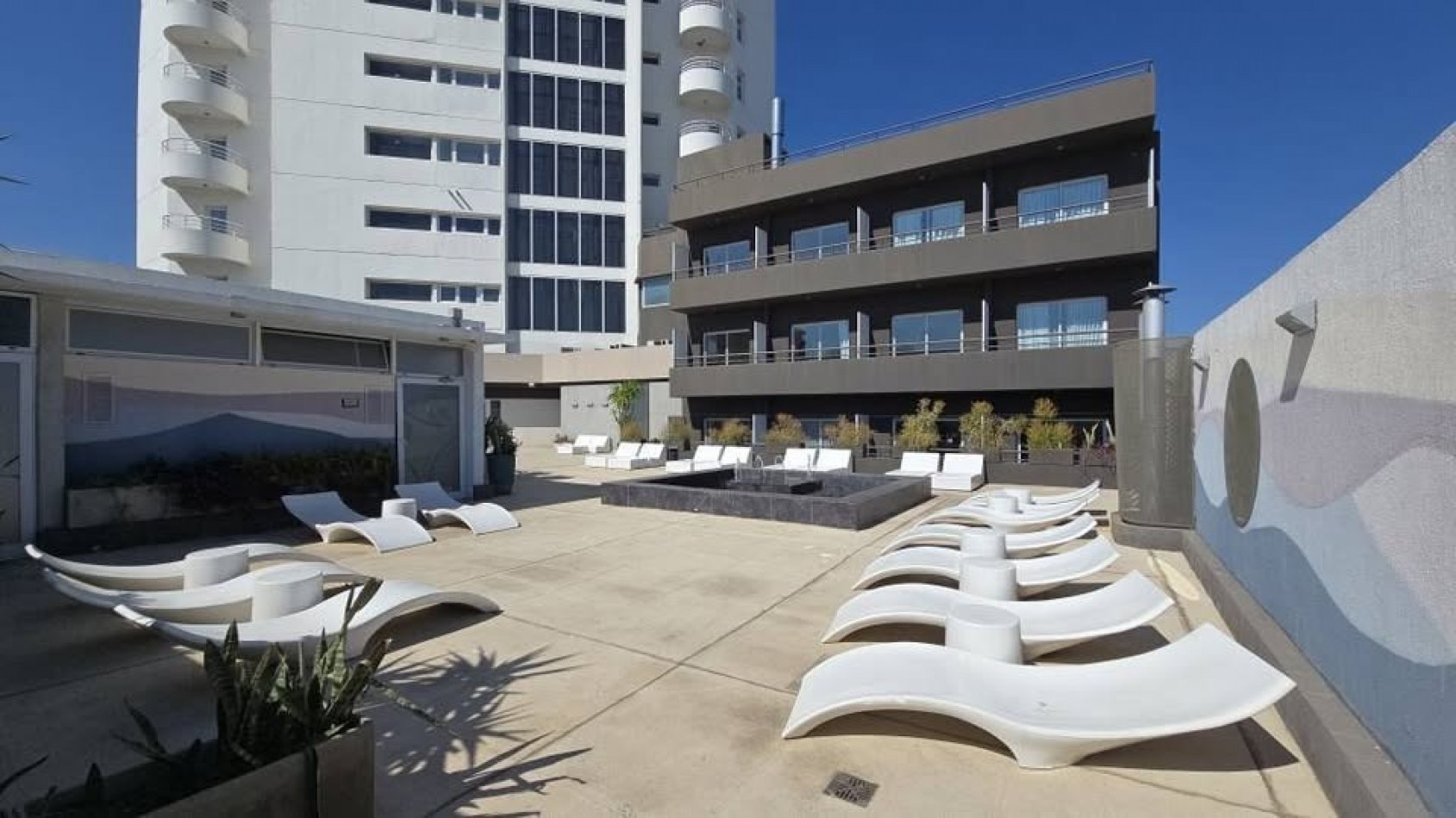 Av Rondeau 100, Hotel Mercure, una habitacion, piso 15, vista plena, excelente calidad. 