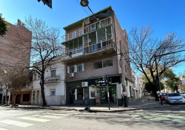 Viamonte 390, monoambiente, 3er piso de escalera, amplio, con balcon.