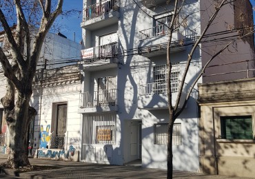 Suipacha 400, monoambiente planta baja con patio.