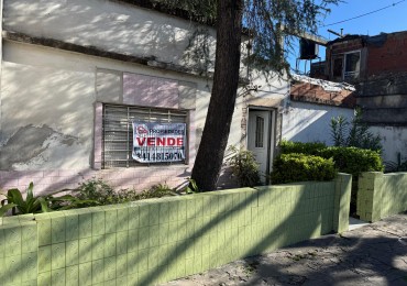 Sugasti 3400, a reciclar, un dormitorio mas comodin, fondo libre.133 m2 de lote.