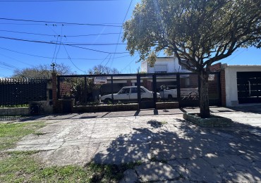 Khantuta 1400 (paraguay 6300), propiedad a reciclar, dos dormitorios, patio, ingreso vehiculos.