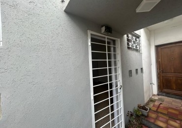 La paz 1100, dos dormitorios, patio, alquiler.