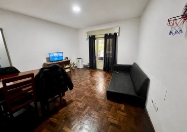 Zeballos 1900, departamento de 2 dormitorios, segundo piso al frente.