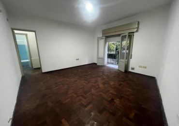 Zeballos 1900, departamento de 2 dormitorios, segundo piso al frente.