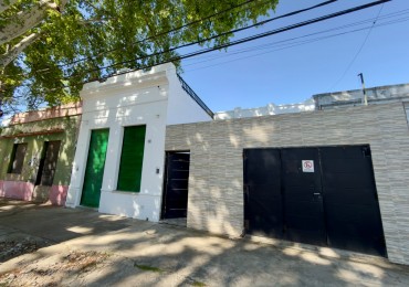 Buenos aires 5500, casa amplia de 2 dormitorios mas comodin, con local al frente.